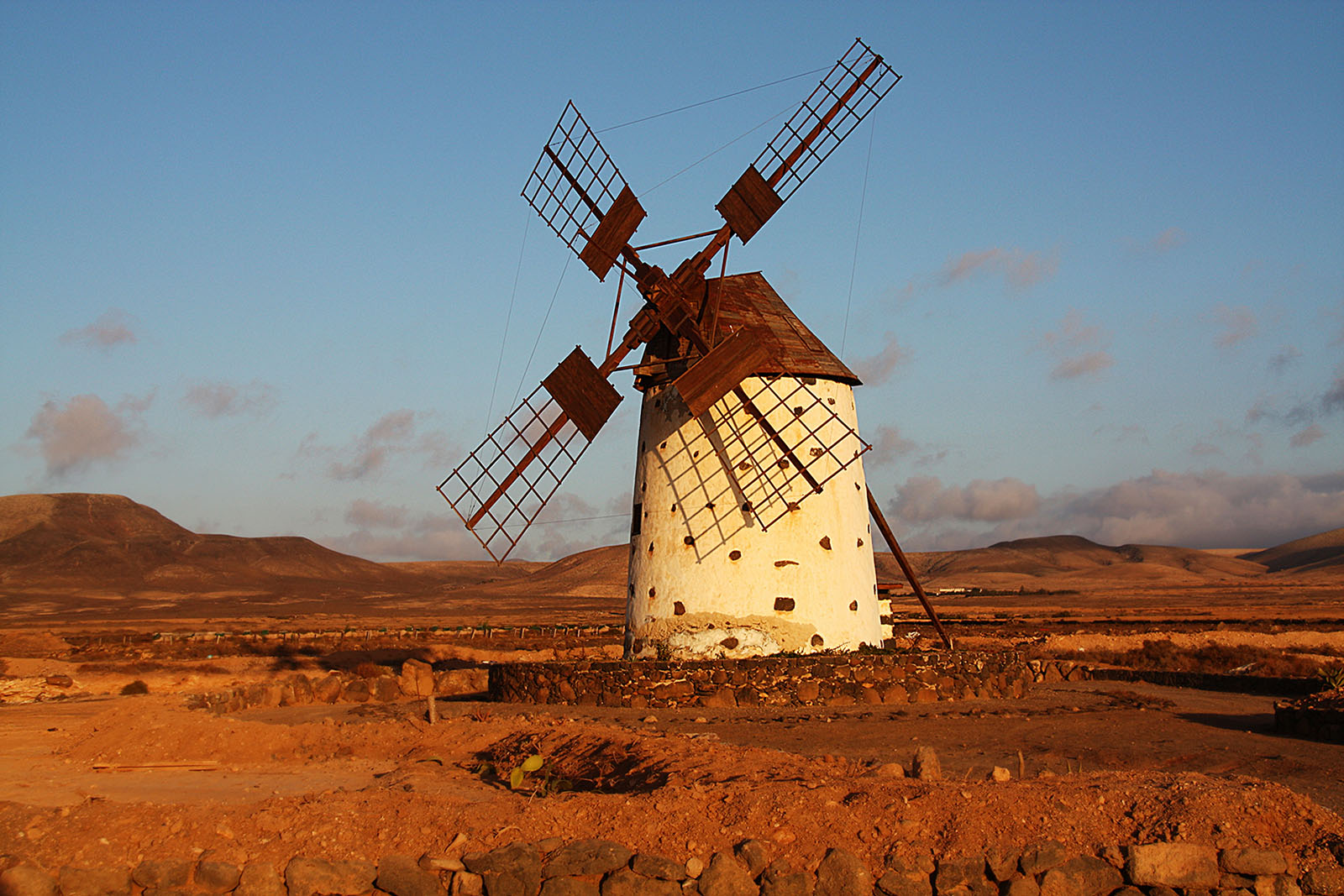 Feuerteventura Westküste, Windmühle in Steinwüste