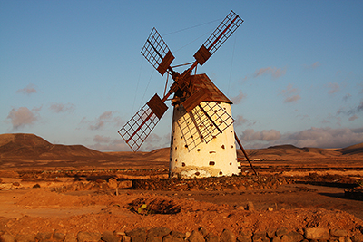 Feuerteventura Westküste, Windmühle in Steinwüste