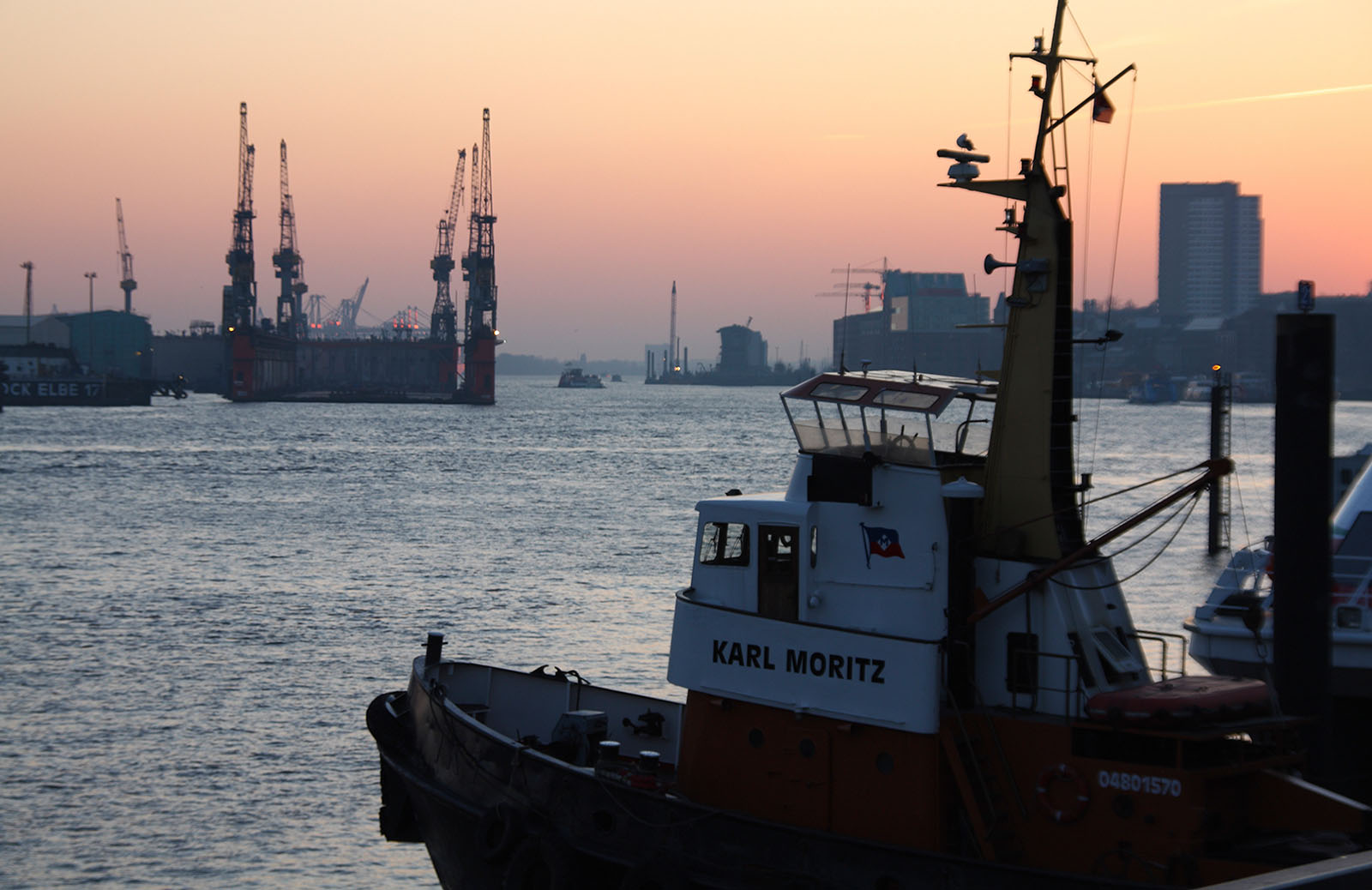 Hamburger Hafen Blick Elbe abwärts