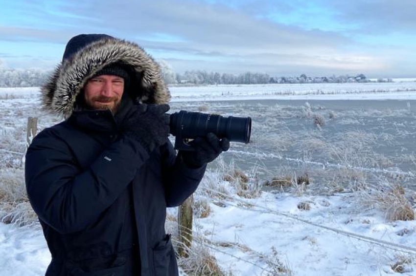 Profilbild Arne in einer Winterlandschaft auf dem Land mit Kamera